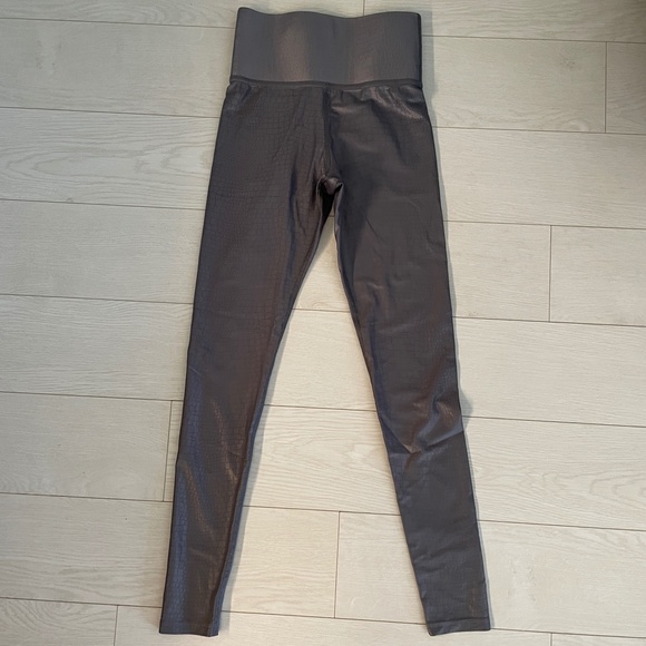 CARBON38 High Rise Legging Crocodile Shine (NWOT) - Picture 3 of 5
